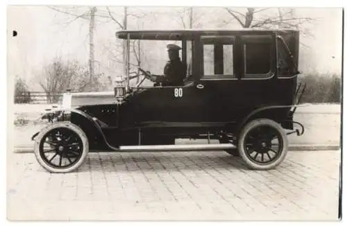 Fotografie Auto Siemens-Schuckert Landaulet, Fahrer im Taxi mit Weinberger-Karosserie Zeppelinstrasse 71 in München