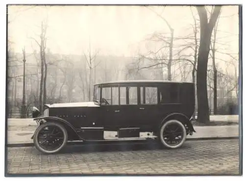 Fotografie Auto Protos 10 /30 PS Limousine, PKW mit Weinberger Karosserie gegenüber der Fabrik Zeppelinstr. 71 in Münche