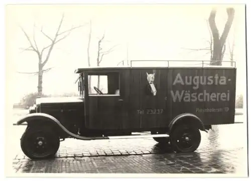 Fotografie Lastwagen, LKW-Kastenwagen der Augusta-Wäscherei mit Weinberger-Aufbau vor Fabrik Zeppelinstr. 71 in München