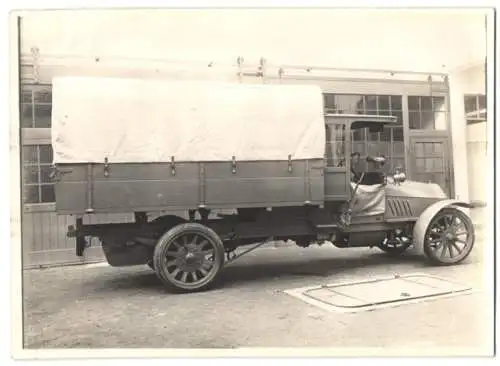 Fotografie Lastwagen, LKW-Pritsche mit Weinberger-Aufbau auf dem Fabrikhof Zeppelinstrasse