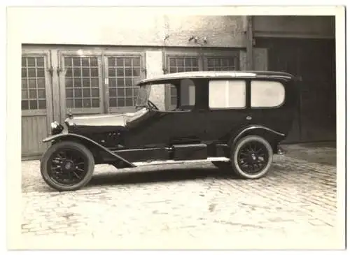 Fotografie Auto Limousine, Krankenwagen / Ambulanz mit Weinberger-Aufbau auf dem Fabrikhof Zeppelinstr. 71 in München