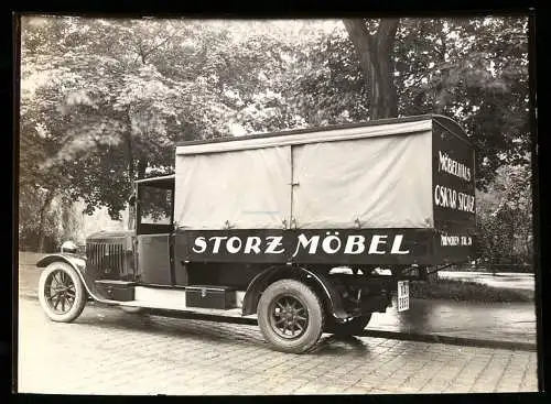 Fotografie Lastwagen Opel, LKW-Koffer Fa. Storz Möbel mit Weinberger-Aufbau vor Fabrik Zeppelinstr. 71 in München