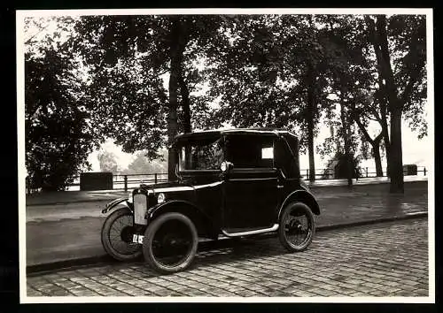 Fotografie Auto Dixi Cabrio, Cabriolet mit Weinberger Karosserie vor der Fabrik Zeppelinstr. 71 in München