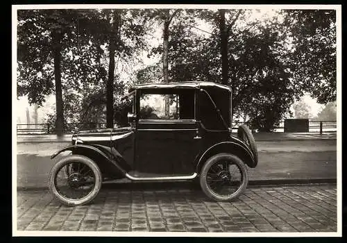 Fotografie Auto Dixi Cabrio, Cabriolet mit Weinberger Karosserie vor der Fabrik Zeppelinstrasse 71 in München