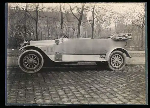 Fotografie Auto Protos 18 /42 PS Cabrio, Cabriolet mit Weinberger Karosserie vor der Fabrik Zeppelinstr. 71 in München