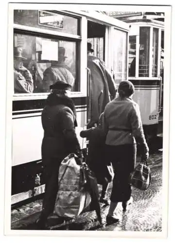 Fotografie Bon, Stuttgart, Ansicht Stuttgart, Fahrgäste besteigen eine Strassenbahn mit Fahrtziel Westbahnhof