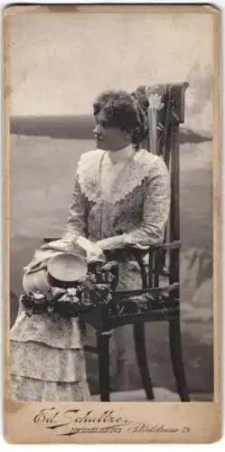 Fotografie Ed. Schultze, Heidelberg, Plöckstrasse 79, Frau im Sommerkleid mit Hut in einem Stuhl sitzend