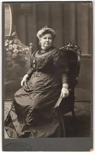 Fotografie Samson &amp Co, Gelsenkirchen, Bahnhofstrasse 62, Dame Emilie Weidmann in elegantem Kleid, 1909