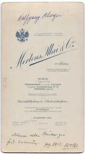 Fotografie Mertens Mai & Cie., Wien, Heinrichshof, Porträt eines eleganten Herren, 1911