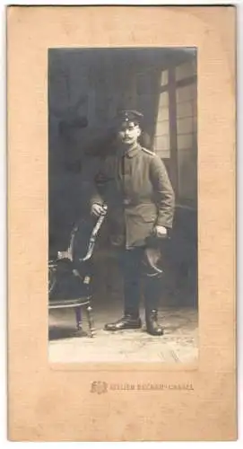 Fotografie Atelier Becker, Cassel, stehender Soldat in Feldgrau Uniform Rgt. 167