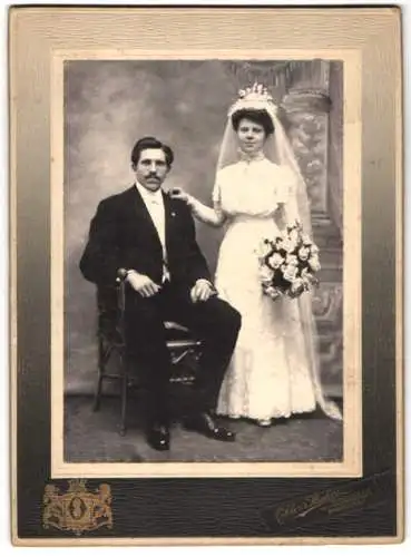 Fotografie Obler`s Studio, Brooklyn, NY, Hochzeitsmotiv mit Brautpaar im Hochzeitskleid und Anzug