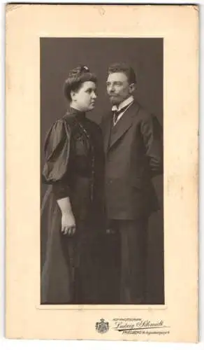 Fotografie Ludwig Schmidt, Friedberg i. H., Augustinergasse 4, Porträt des Paares Julius und Elise Müller zur Verlobung