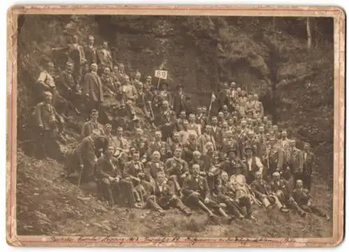 Fotografie unbekannter Fotograf, Ansicht Edmundsklamm, Gruppenbild Turnerfahrt 89 zum Deutschen Turnfest Leipzig 1913