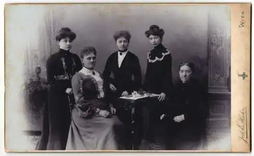 Fotografie Joh. E. Hahn, Wien, Mariahilferstr. 105, Gruppenporträt von fünf Frauen, drei Generationen