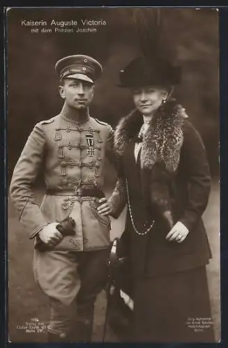 AK Kaiserin Auguste Victoria von Preussen mit dem Prinzen Joachim