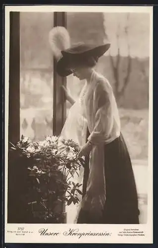 AK Kronprinzessin Cecilie von Preussen mit schönen Blumen