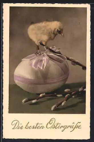 AK Osterküken balanciert auf einem Osterei