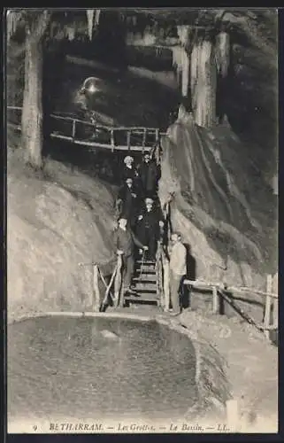 AK Betharram, Grottes, Le Bassin mit Besuchern, Höhle