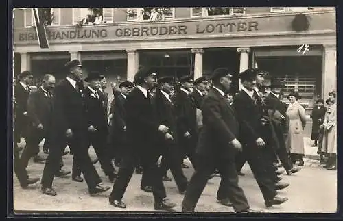 Foto-AK Unter-Deufstetten, Männer im Anzug bei einer Parade vor der Eisenhandlung Gebrüder Lotter