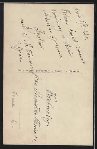 Foto-AK Lächelnde junge Frau mit Rosen und Schirm