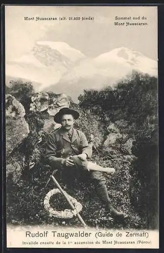 AK Bergsteiger Rudolf Taugwalder (Guide der Zermatt) macht eine Rast, Mont Huascaran / Peru im Hintergrund