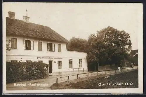 AK Gunskirchen /O.-Ö., Bahnhof-Restaurant Hirschvogel mit Strasse u. Kirchturm