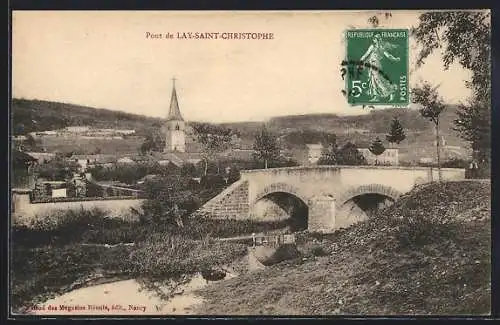 AK Lay-Saint-Christophe, Pont sur la rivière dans le village avec vue sur l`église et les collines environnantes