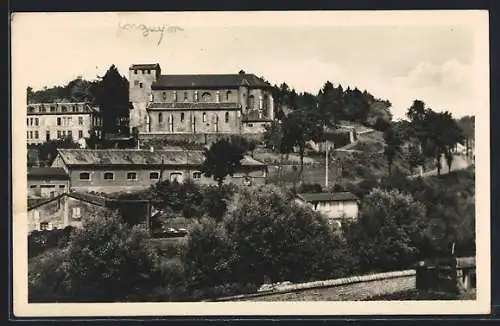 AK Longuyon, L`Église Historique et vue du village sur la colline