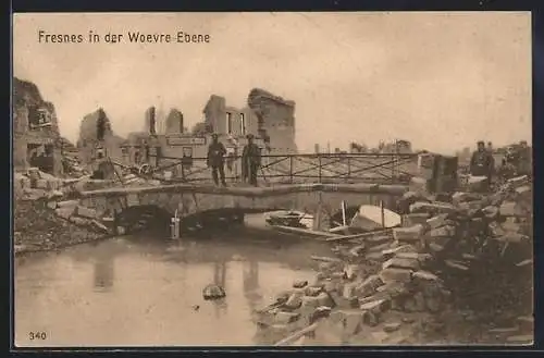 AK Fresnes, Vue du pont et des ruines sur la Woëvre