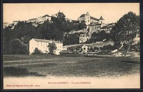 AK Liverdun, Vue de la ville sur la colline avec bâtiments historiques et espaces verts