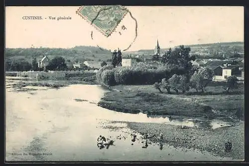 AK Custines, Vue générale du village au bord de la rivière
