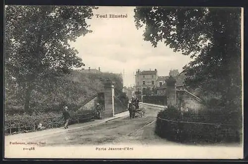 AK Toul, Porte Jeanne-d`Arc et calèche sur la route pavée