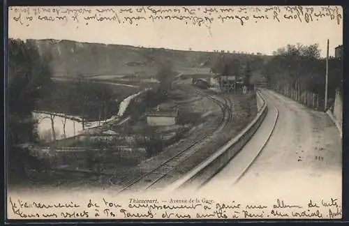 AK Thiaucourt, Avenue de la Gare et voie ferrée dans le paysage rural