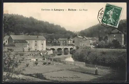 AK Réhon, Le Pont au-dessus de la rivière avec maisons environnantes