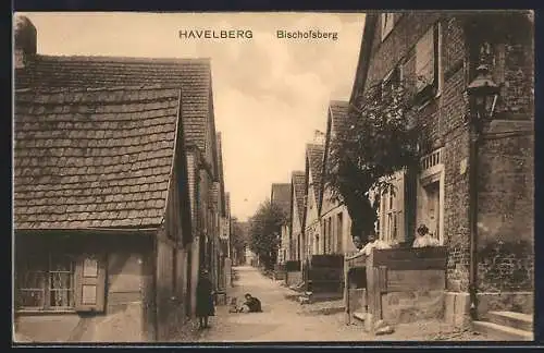 AK Havelberg, Strasse Bischofsberg mit Anwohnern
