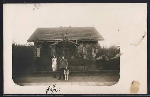 Foto-AK Ohnewitz, Mann mit Hund vor dem Försterei-Gutsvorstand
