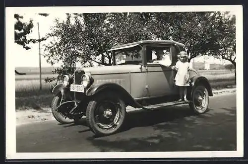 AK Chevrolet-Auto mit dem Kennzeichen IVB-12313, Mädchen auf dem Trittbrett