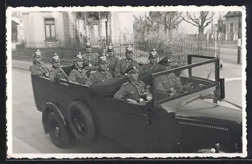 Foto-AK Colmar, Schutzpolizei des II. Reviers in einem Auto, Rue Hageneck