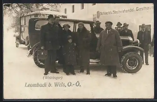 Foto-AK Leombach b. Wels, Familie mit Auto im Schnee vor dem Gasthaus