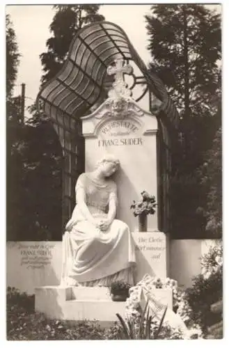 Fotografie unbekannter Fotograf, Ansicht Mainz, Friedhof, Grabstätte der Familie Suder, Grabstein & Statue, Post Mortem