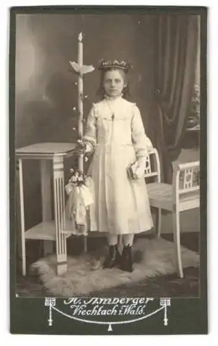 Fotografie Hans Amberger, Viechtach i. Wald, Mädchen im weissen Kleid mit Kerze