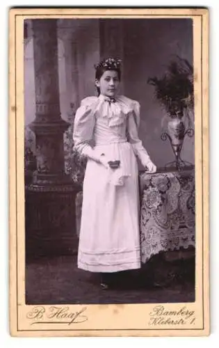 Fotografie B. Haaf, Bamberg, Kleberstr. 1, junge Frau in elegantem Kleid