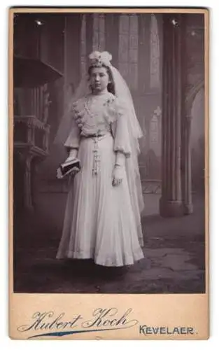 Fotografie Hubert Koch, Kevelaer, Hauptstr., junges Mädchen im weissen Kleid mit Schleier, Kommunion