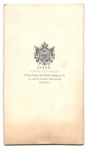 Fotografie Cossé, Paris, Rue Croix des Petits Champs 10, Porträt einer jungen Frau m Kommunionskleid