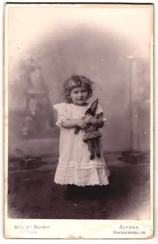 Fotografie Atelier Schmid, Altona, Königstrasse 178, kleines Kind mit Puppe