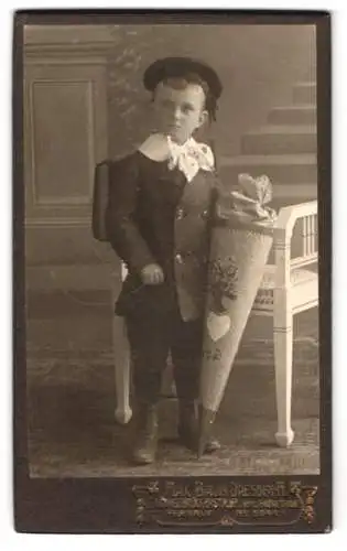 Fotografie Max Baum, Dresden, Königsbrückerstr. 62, Junge mit Schultüte / Zuckertüte zum Schulanfang