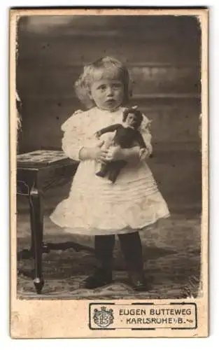 Fotografie Eugen Butteweg, Karlsruhe, Waldstr. 30, Kind mit Puppe