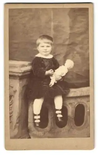 Fotografie Georg Reinecke, Fulda, Petersgasse 10, Mädchen Julie Schulze mit Puppe im Arm