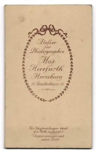 Fotografie Max Herrfurth, Merseburg, Breitestrasse 15, Junge in Matrosenanzug mit Schultüte