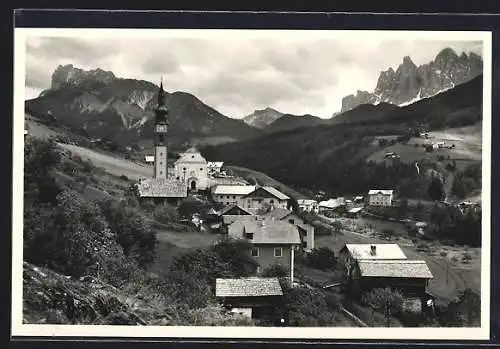 AK St. Peter in Villnöss, Gesamtansicht gegen die Geislergruppe d. Dolomiten aus der Vogelschau